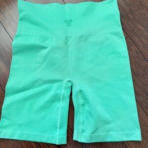 TNA green seamless biker shorts. Never been worn other than trying on. Size: SM